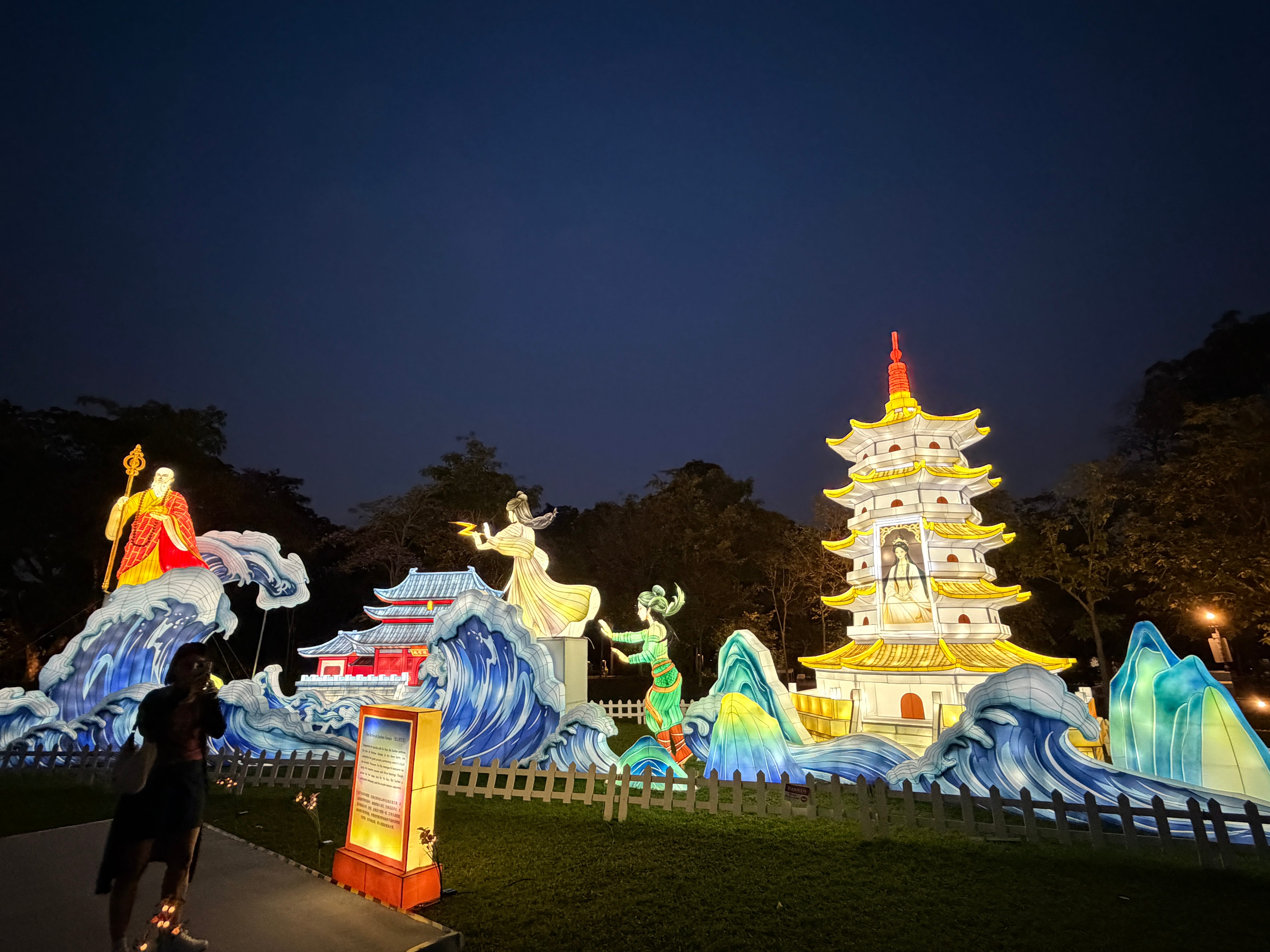 lantern display of Bai Suzhen confronting Fa Hai at Jinshan Temple